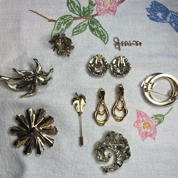 VIntage lot of 9 Brooches Pins and clip on earrings Gold Tone - Picture 4 of 16